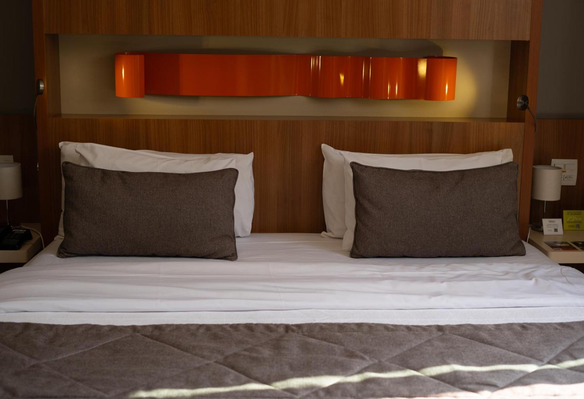 Jade Hotel Brasilia Candangolandia Eksteriør billede A bed with two cushions