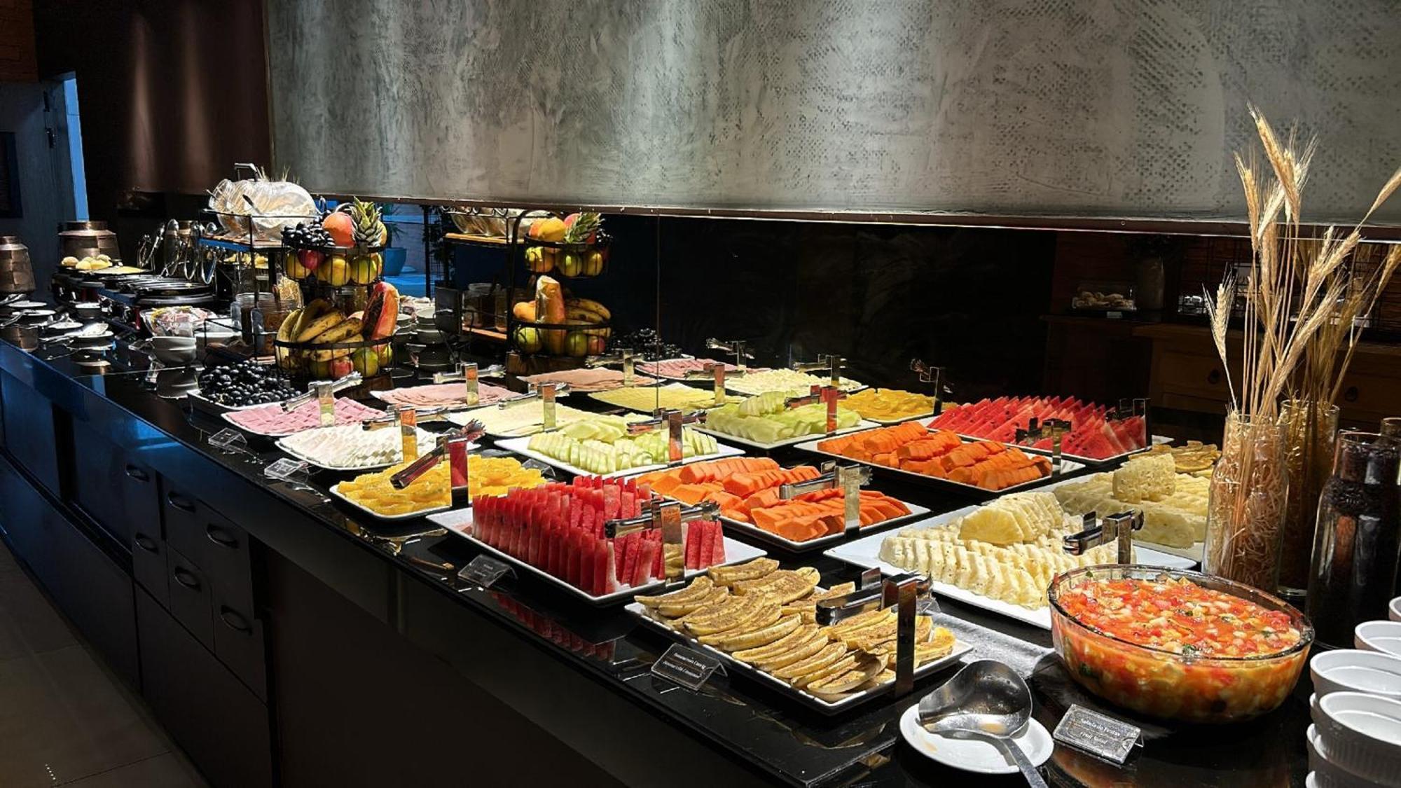 Jade Hotel Brasília Eksteriør billede A fruit salad buffet