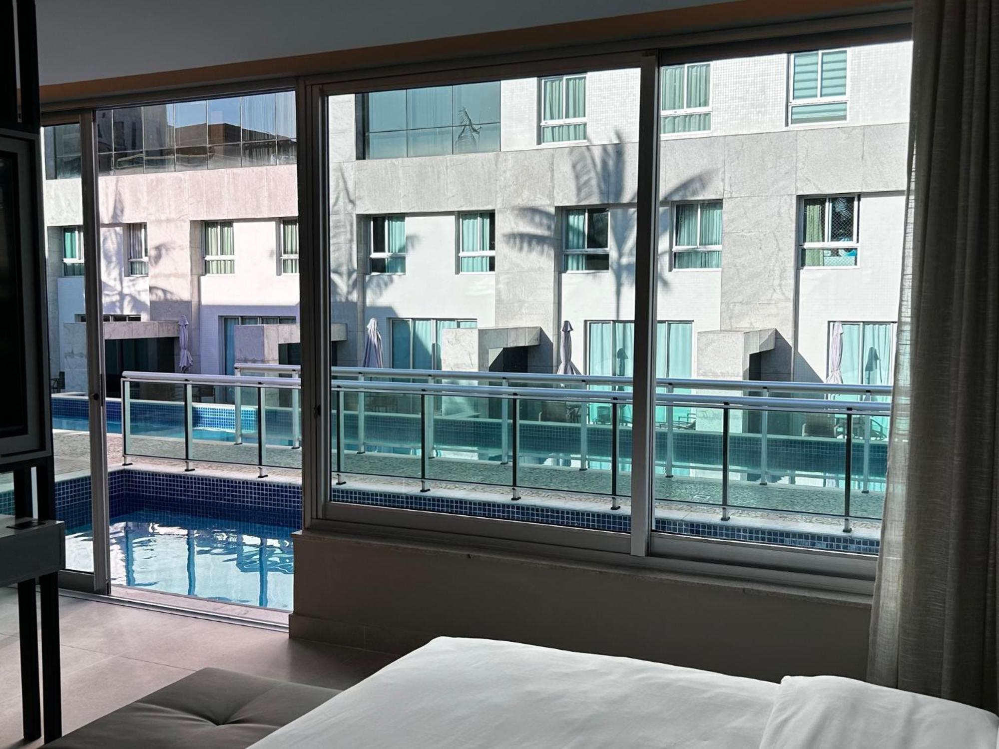 Jade Hotel Brasilia Candangolandia Eksteriør billede A view of the pool from a guest room
