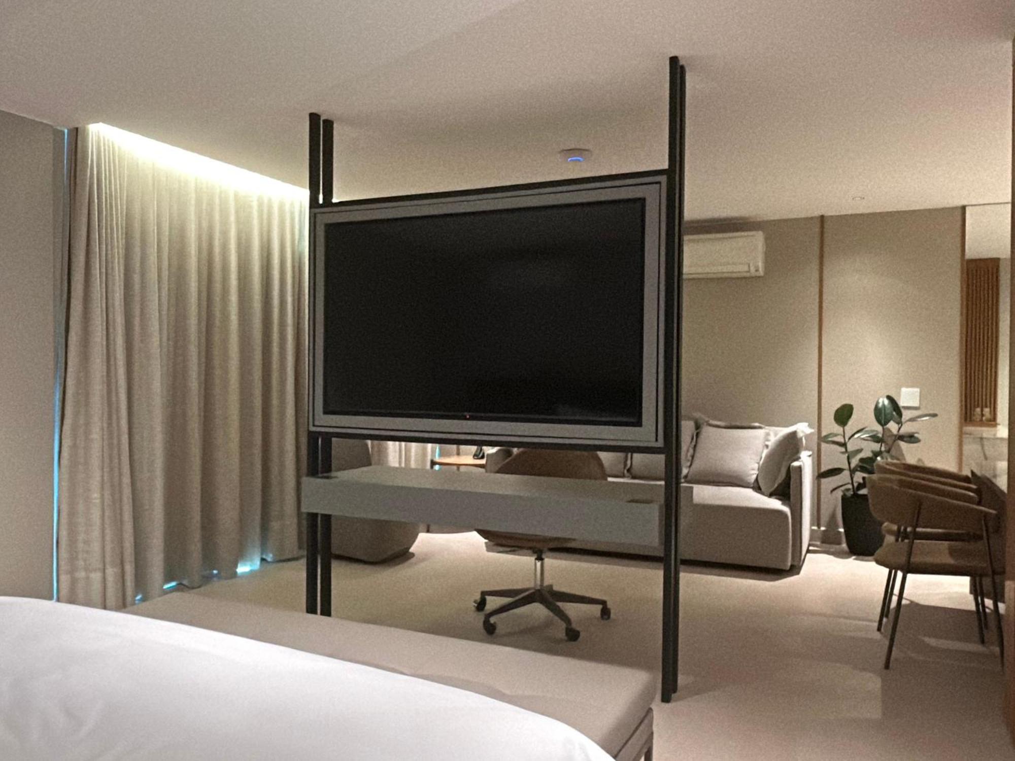Jade Hotel Brasilia Candangolandia Eksteriør billede A television in a hotel room